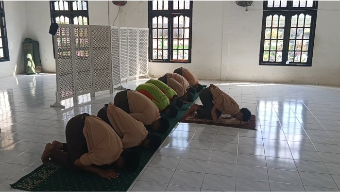 Siswa Kelas IX A Praktik Masbuk Sholat pada Pembelajaran Fiqih