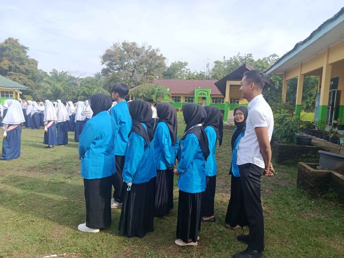Hari Terakhir Mahasiswa PLP UIN STS Jambi Ikuti Upacara di Lapangan MTsN 3 Muaro Jambi