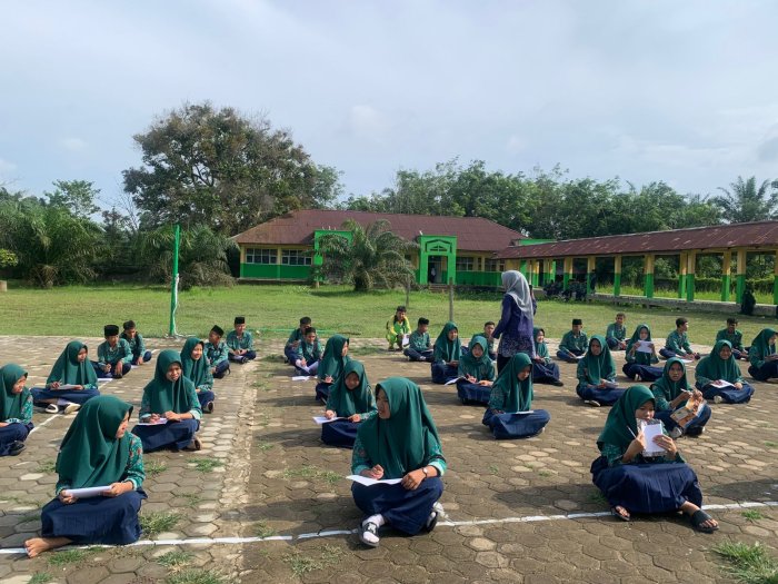 Anak-Anak Antusias Ikuti Lomba, MTsN 3 Muaro Jambi Raih Juara 1 dalam Kegiatan yang Digelar Mahasiswa PLP UIN STS Jambi