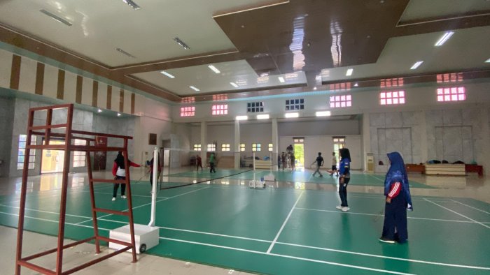 Guru MTsN 3 Muaro Jambi Tingkatkan Kebugaran dengan Latihan Bersama Badminton