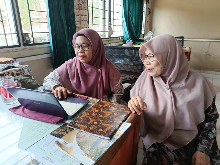 Guru SKI dan Guru MTK MTsN 3 Muaro Jambi Saling Berkonsultasi Gunakan Metode KBC dalam Pembelajaran