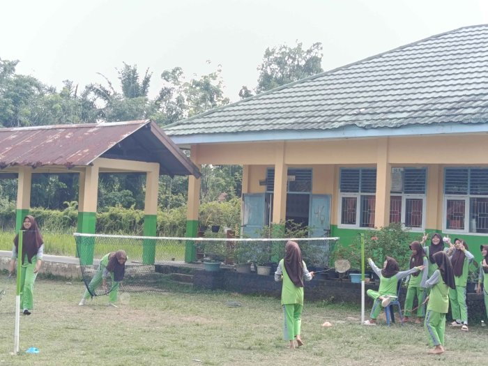 Manfaatkan Waktu Istirahat untuk Hobi Badminton