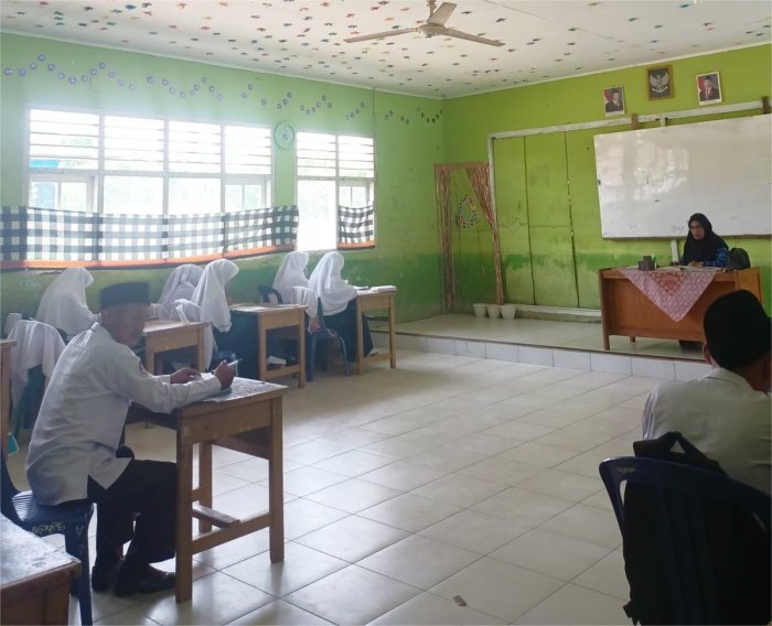 Dra. Devita Ridayani Laksanakan Supervisi Pembelajaran Fikih di Kelas IX A MTsN 3 Muaro Jambi