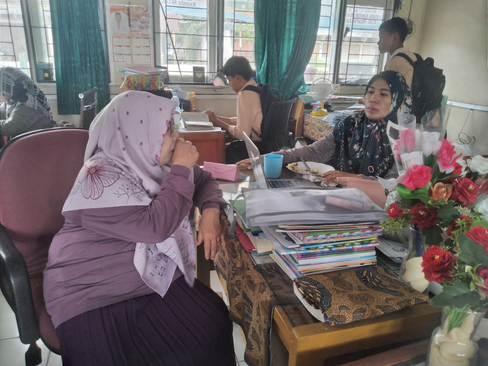 Guru MTsN 3 Muaro Jambi Lakukan Pertukaran Ide dan Gagasan Mengajar Sesama Sejawat