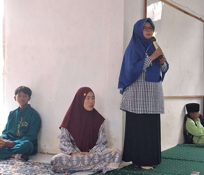 Tausiah Pagi Jumat oleh Guru Bahasa Arab MTsN 3 Muaro Jambi, Rts. Arniyanti, Berikan Motivasi Spiritual kepada Siswa