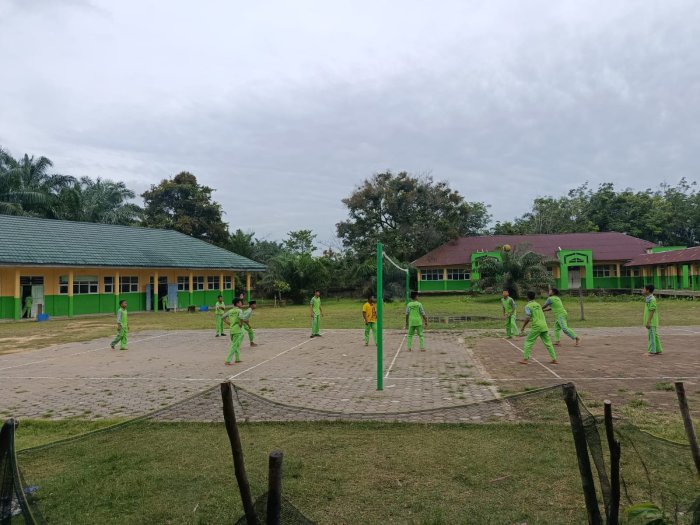 Permainan Voli Jadi Hobi Siswa MTsN 3 Muaro Jambi di Jam Istirahat