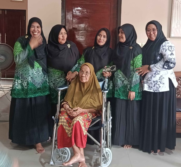 Guru MTsN 3 Muaro Jambi Gelar Silaturahmi ke Rumah Salah Satu Guru Usai Upacara Hari Guru Nasional