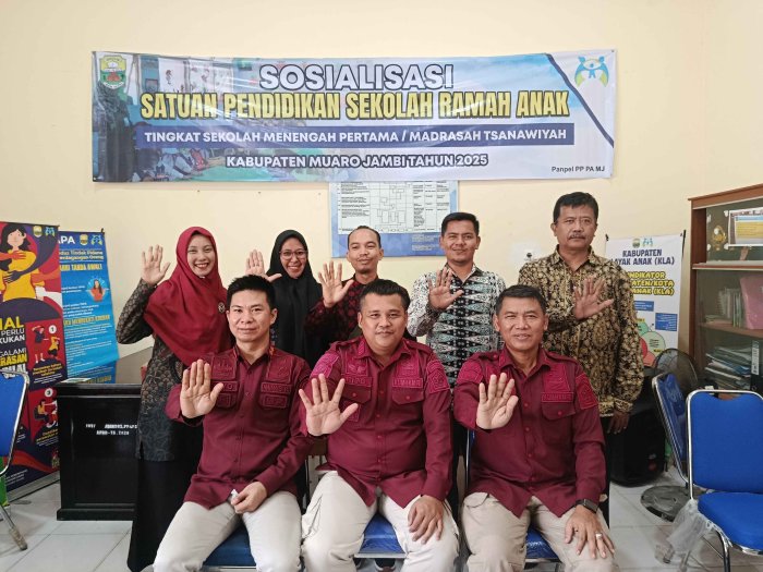 Foto Kebersamaan Guru dan Waka MTsN 3 Muaro Jambi dengan Anggota Bapas Provinsi Jambi di Sosialisasi Sekolah Ramah Anak