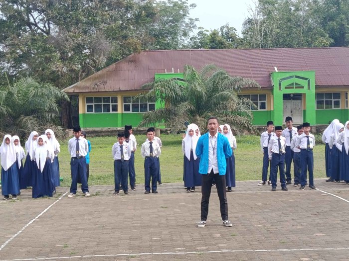 Mahasiswa PLP UIN STS Jambi Pimpin Upacara Sumpah Pemuda dengan Tegas dan Disiplin