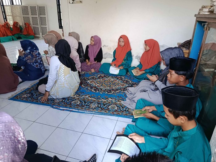 Kelas 8A MTsN 3 Muaro Jambi Pimpin Kegiatan Yasinan Jumat 14 November 2025