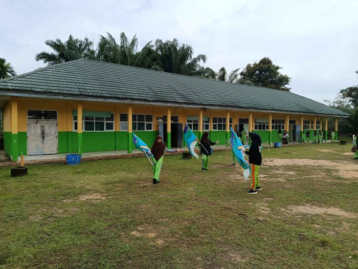 Personel Baru Drumband MTsN 3 Muaro Jambi Jadi Pembawa Color Guard