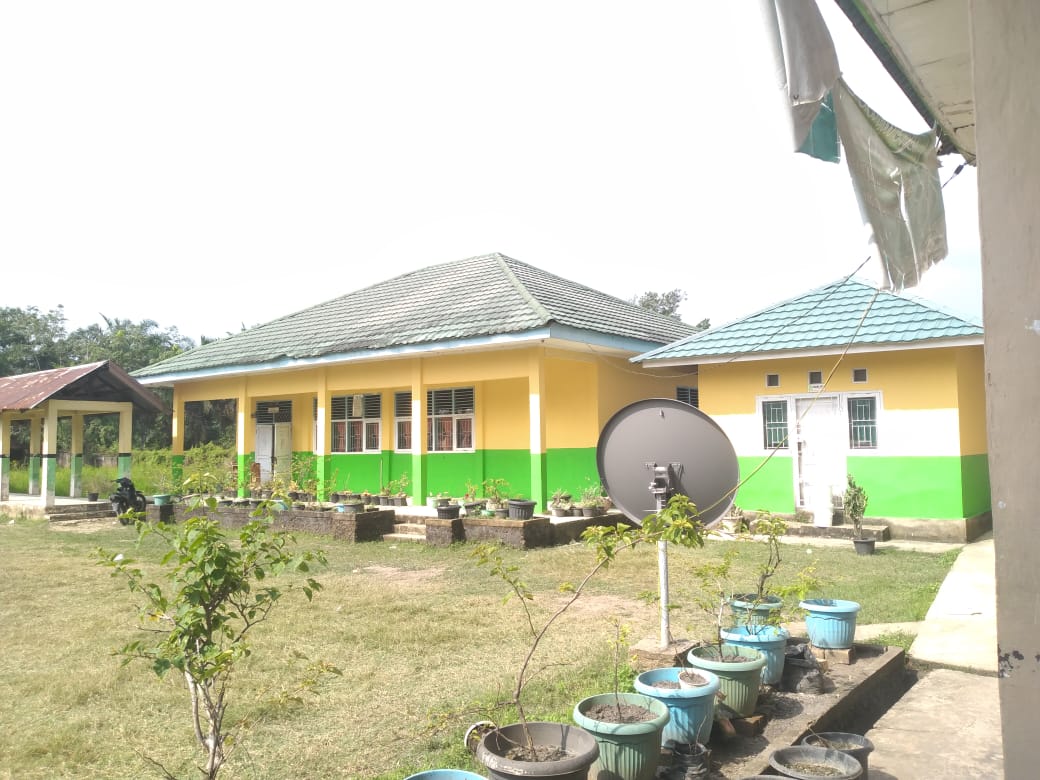 Pasca Banjir, MTsN 3 Muaro Jambi Lakukan Perawatan Dinding Laboratorium