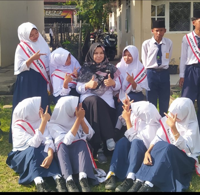 Wali Kelas IX B Bangga atas Kinerja Petugas Upacara Senin Pagi