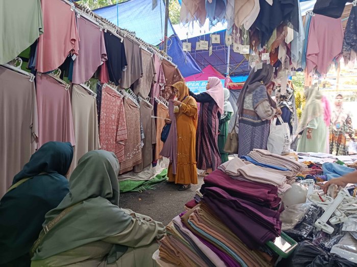 Usai Mendampingi Siswa, Guru-Guru Wanita MTsN 3 Muaro Jambi Serbu Bazar MTQ dengan Penuh Antusias