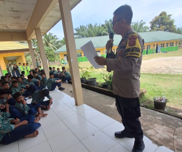 SMA Kemala Taruna Bhayangkara Sosialisasi di Teras Madrasah : Agar Anak Tidak Bosan