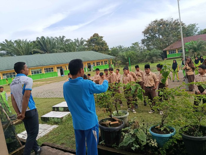 Kepala Madrasah Bimbing Siswa Tak Disiplin Soal Seragam