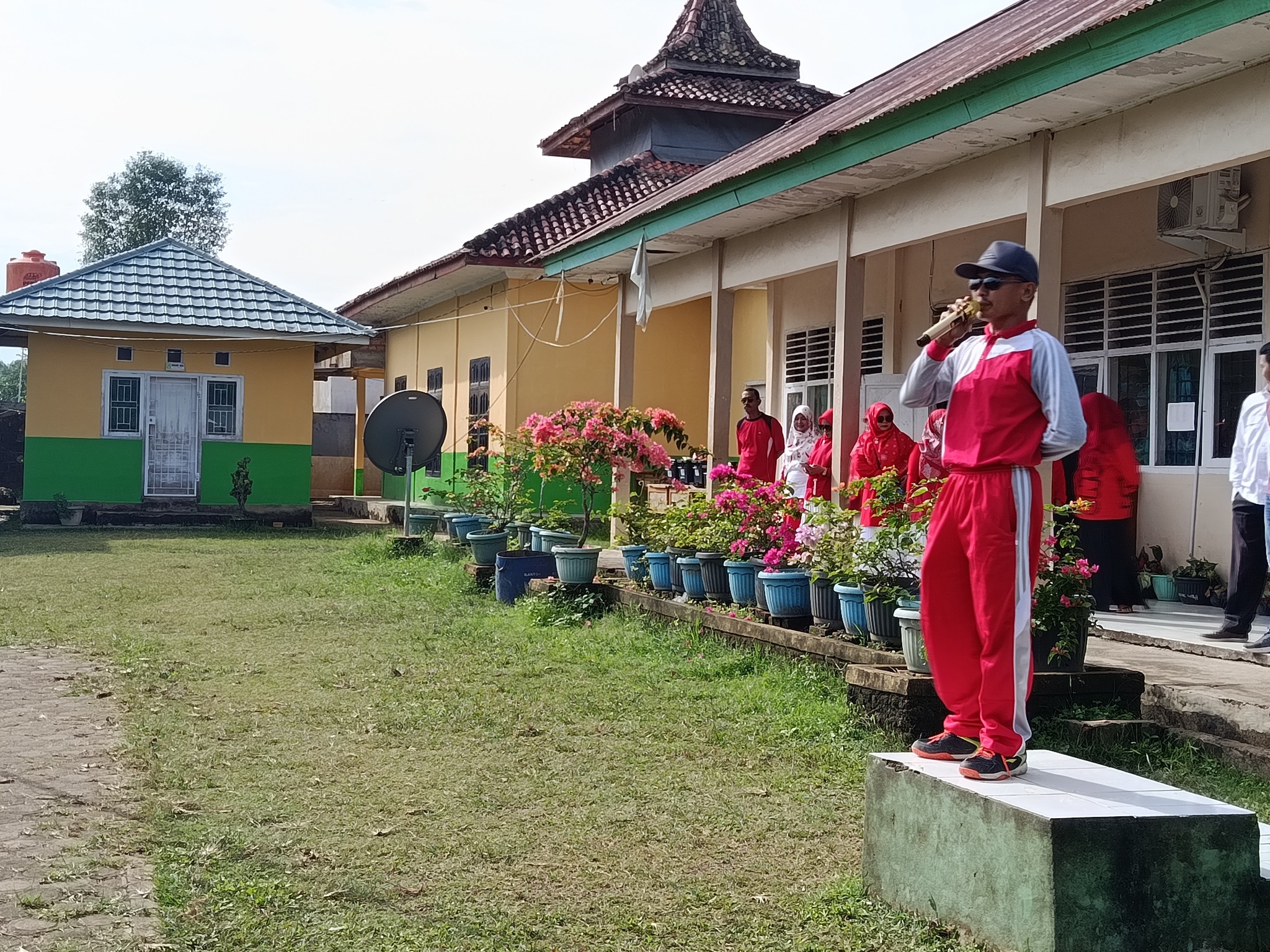 Kepala MTsN 3 Muaro Jambi Pimpin Apel Pagi Awali Lomba HUT RI ke-80