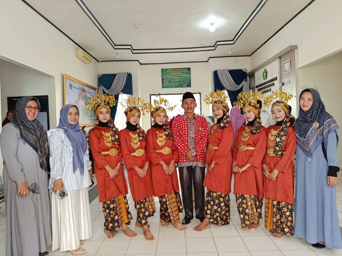 Pembina dan Guru Pendamping Tim Tari MTsN 3 Muaro Jambi Ikut Meriahkan Penyambutan Kafilah di Kemenag Muaro Jambi
