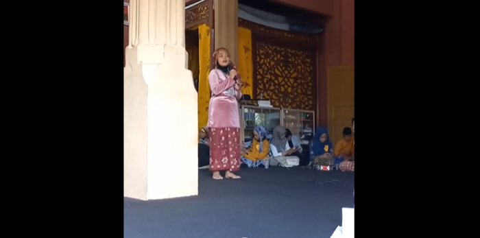 Silfana Dwi Aprilia Tampilkan Tradisi Buka Lanse Adat Jambi di Festival Tunas Bahasa Ibu