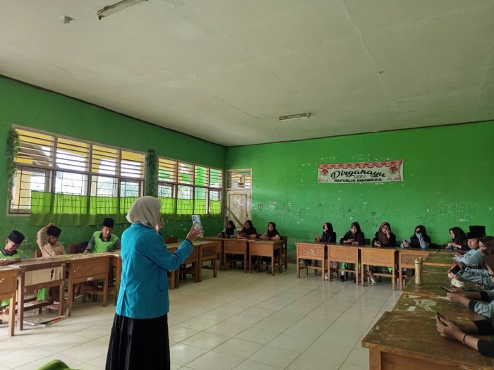 Popi Anggraini Lanjutkan Riset Kedua Setelah Modul IPA Divalidasi Guru MTsN 3 Muaro Jambi