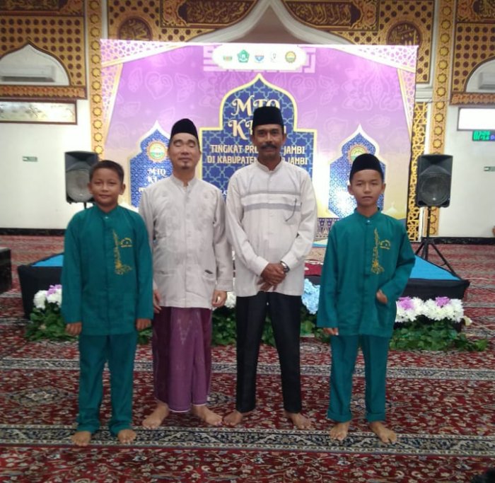 Siswa dan Guru MTsN 3 Muaro Jambi Foto Bersama Dewan Juri, Buchori S. Ag Turut Dampingi Peserta