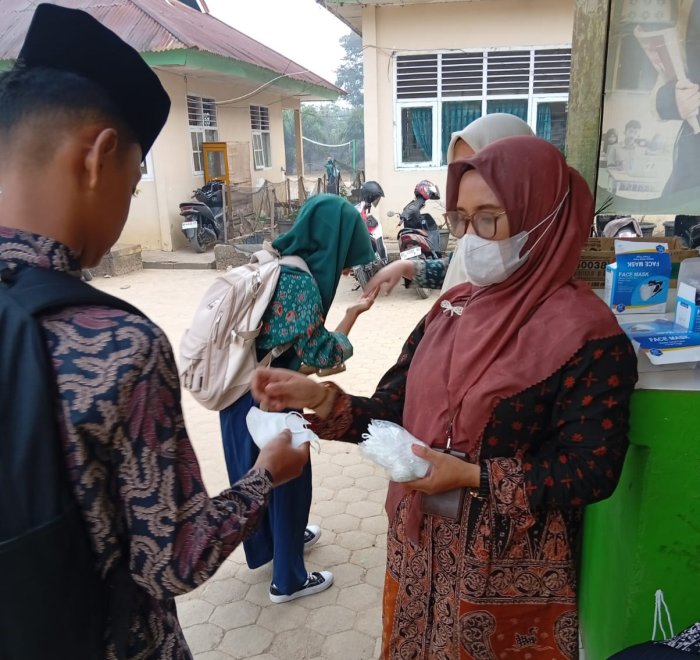 Kembali Tatap Muka, MTsN 3 Muaro Jambi Bagikan Masker kepada Siswa