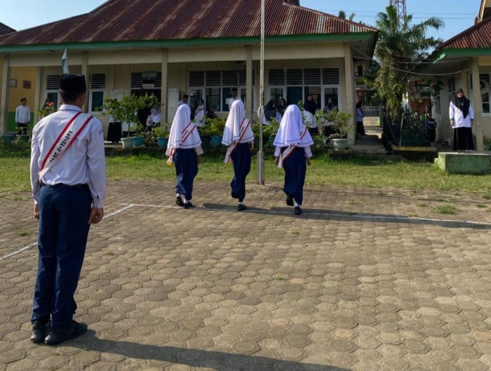 Ridho Ardiansyah Tampil Gagah Memimpin Upacara Senin Pagi