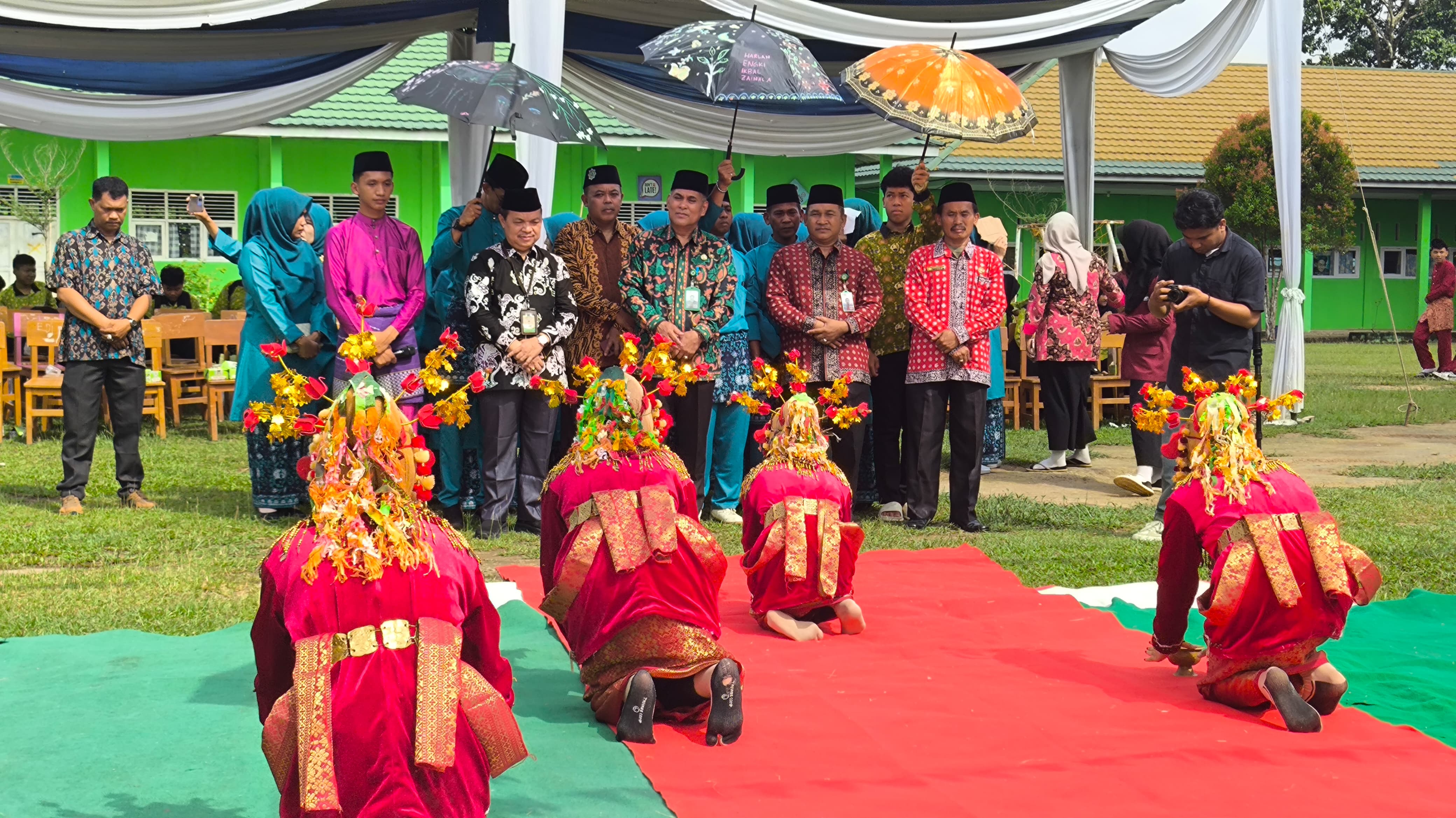 Kepala MTsN 3 Muaro Jambi Hadiri Wisuda Purna Siswa Kelas XII MAN 2 Muaro Jambi