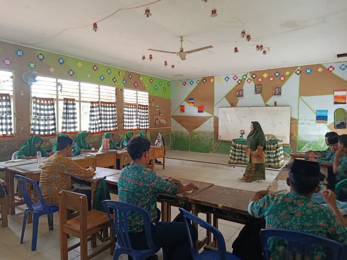 Supervisi Pembelajaran Bahasa Indonesia di Kelas 9A MTsN 3 Muaro Jambi Berjalan Lancar