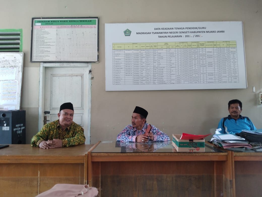 Pengawas Madrasah, Bapak Makmun, Lakukan Monev Pelaksanaan Asesmen di MTsN 3 Muaro Jambi