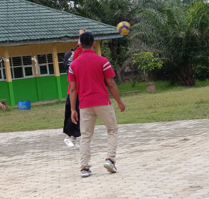 Guru MTsN 3 Muaro Jambi Tetap Menyalurkan Hobi Voli di Waktu Luang