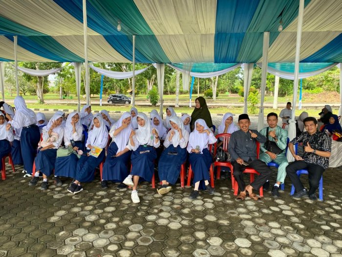 Siswa-Siswi MTsN 3 Muaro Jambi Meriahkan Cabang Tilawah Dewasa dan Remaja di Arena Utama Kantor Bupati