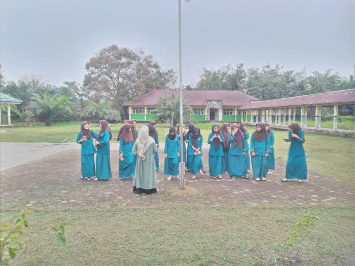 Arahan Pelatih Tari kepada Tim Tari tentang Pentingnya Disiplin Berlatih