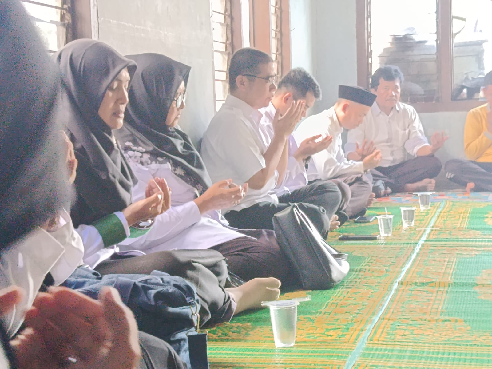  Guru MTsN 3 Muaro Jambi Laksanakan Takziah ke Rumah Staf yang Berduka