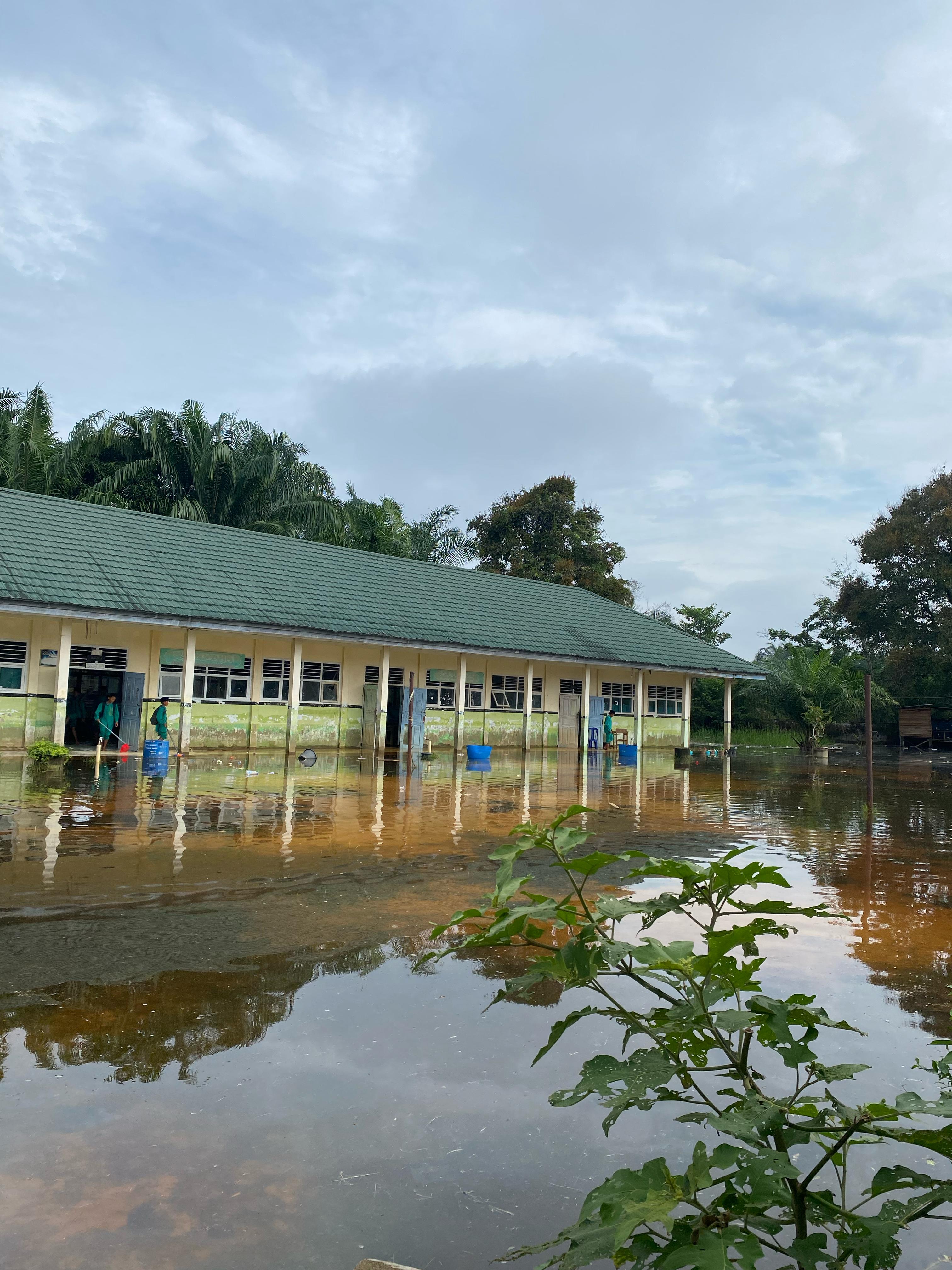 Banjir Rendam MTsN 3 Muaro Jambi, Tujuh Kelas Terendam Air