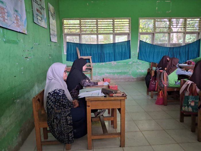 Mahasiswa PPL MTsN 3 Muaro Jambi Jalani Ujian Terakhir Bersama Dosen Pembimbing Lapangan