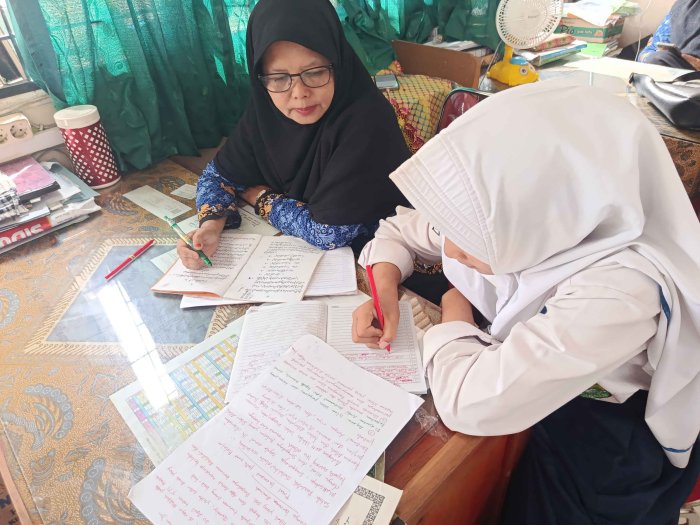 Siswa MTsN 3 Muaro Jambi Belajar Menulis Arab Melayu Bersama Guru Mulok