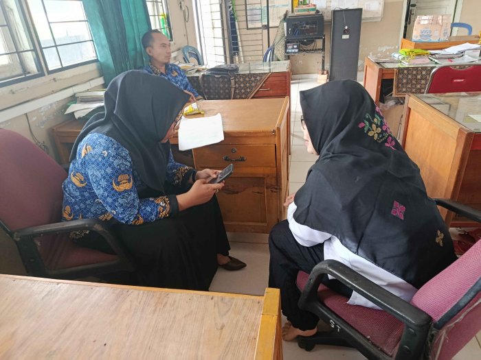 Wali Kelas 8C Dra. Zahara Konsultasi dengan Guru BK Terkait Perkembangan Salah Satu Siswanya