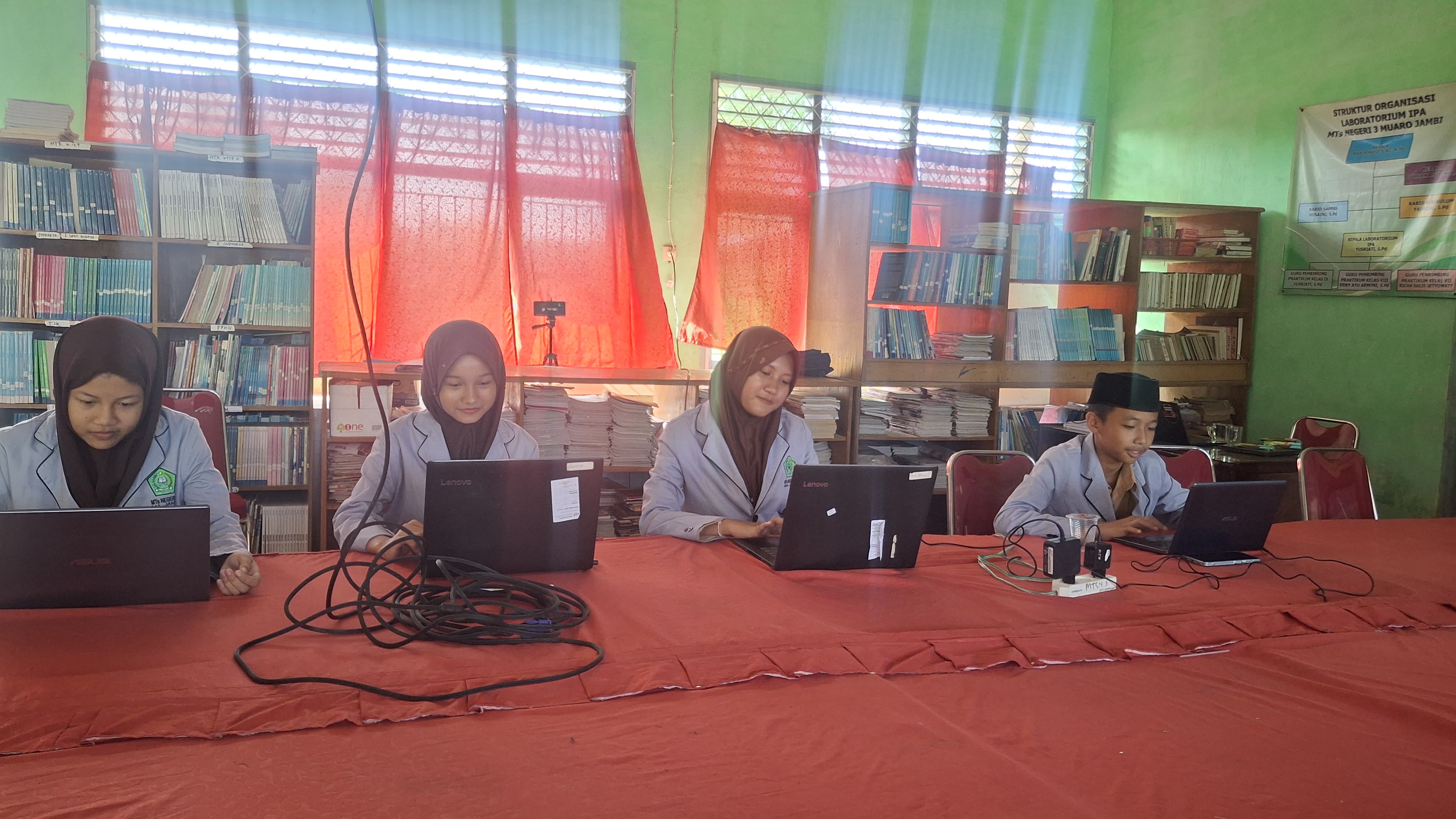 Dua Siswa MTsN 3 Muaro Jambi Melaju ke Tingkat Provinsi dalam Olimpiade Bahasa Arab