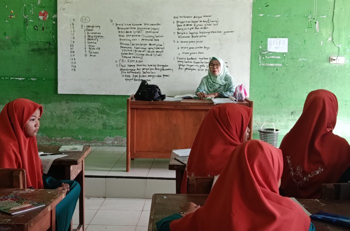 Meski Guru TIK Lulus PPPK, Siswa MTsN 3 Muaro Jambi Tetap Semangat Belajar