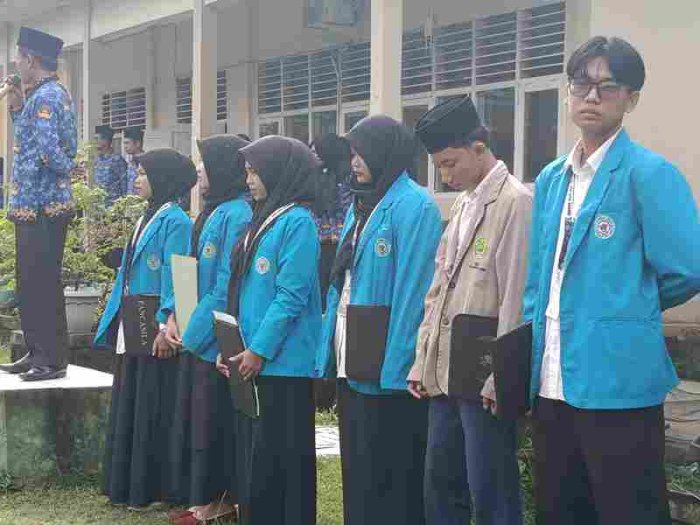 Doa Penuh Khidmat Dipimpin oleh Adam, Mahasiswa PLP UIN STS Jambi dalam Upacara Sumpah Pemuda