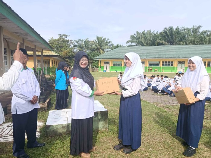 Ananda Elsa Julia Priskilla Terima Hadiah Ranking Satu Kelas 9 di MTsN 3 Muaro Jambi