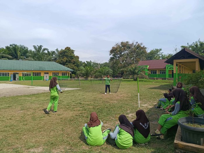 Ajarkan Teknik Servis Badminton yang Benar