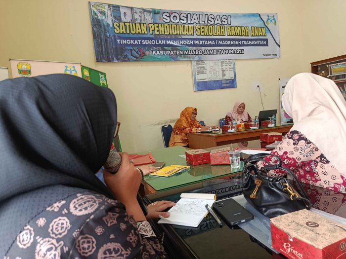 Guru BK MTsN 3 Muaro Jambi Pertanyakan MOU dengan Dinsos PP & PA Kabupaten Muaro Jambi di Sosialisasi Sekolah Ramah Anak