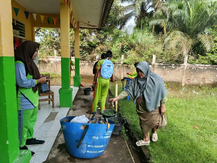 Gotong Royong Usai Asesmen, MTsN 3 Muaro Jambi Mantapkan Kebersihan Lingkungan Madrasah