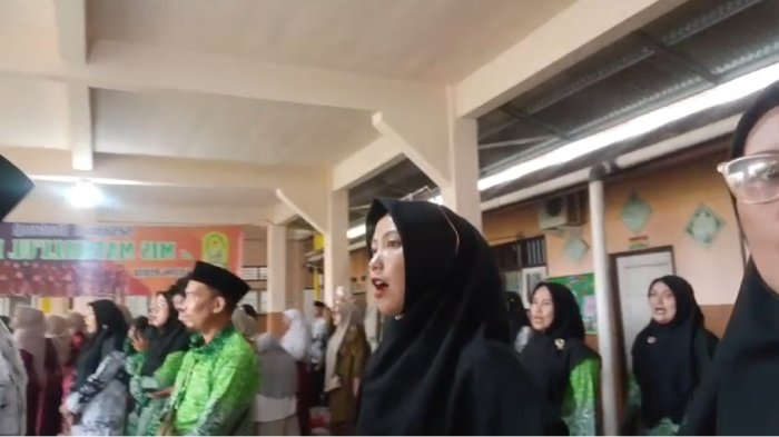 Guru MTsN 3 Muaro Jambi Antusias Menyanyikan Hymne Guru dan Terima Kasihku Guruku pada Upacara Hari Guru Nasional