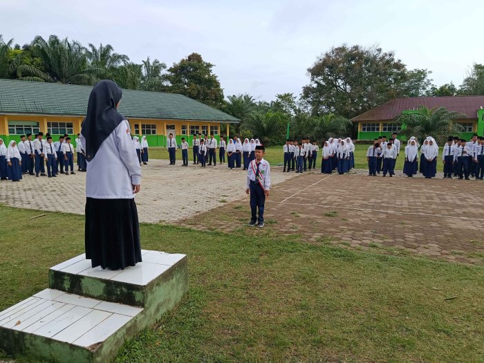 Ananda Ulum Tunjukkan Keberanian Jadi Pemimpin Upacara di MTsN 3 Muaro Jambi