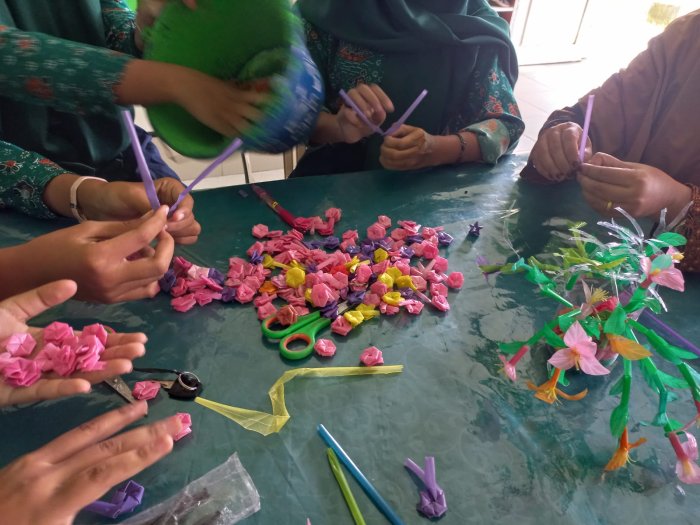 Siswa MTsN 3 Muaro Jambi Manfaatkan Barang Bekas Jadi Karya Bermanfaat
