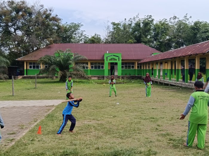 Pelajaran Kasti Tanamkan Nilai Sportivitas dan Kebersamaan di MTsN 3 Muaro Jambi