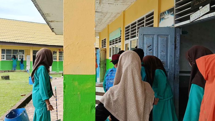 Wali Kelas Awasi Kegiatan Bersih - Bersih Siswa